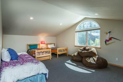 Tahoe Donner Snow Globe Home