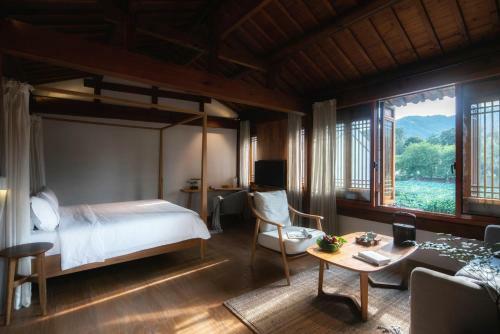 Hostal Huanghsan Su House
