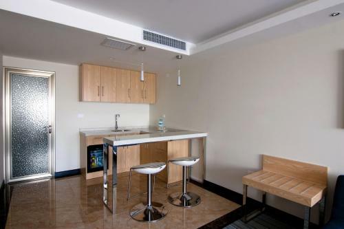 Lyz Business Hotel