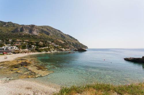 Summer Flat Steps To Beach With Garden & Sea View