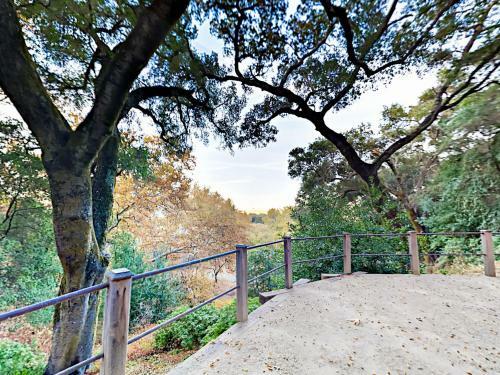 Wooded 1br + Loft, Near Wineries Home