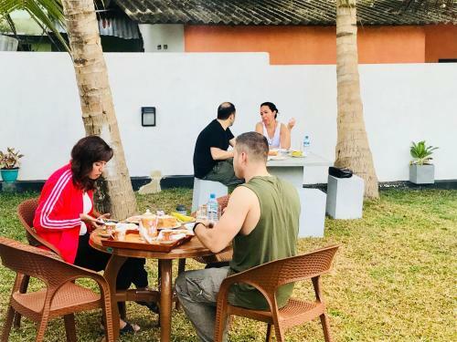 Hostal White Villa Airport Transit Hotel