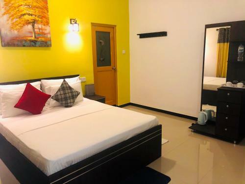 Hostal White Villa Airport Transit Hotel