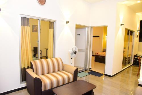 Hostal White Villa Airport Transit Hotel