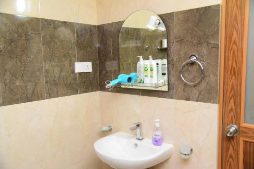 Hostal White Villa Airport Transit Hotel