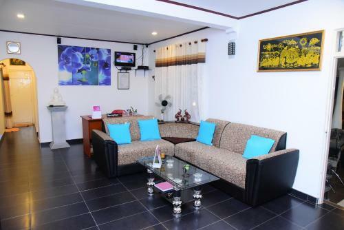 Hostal White Villa Airport Transit Hotel