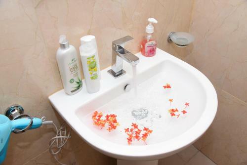 Hostal White Villa Airport Transit Hotel