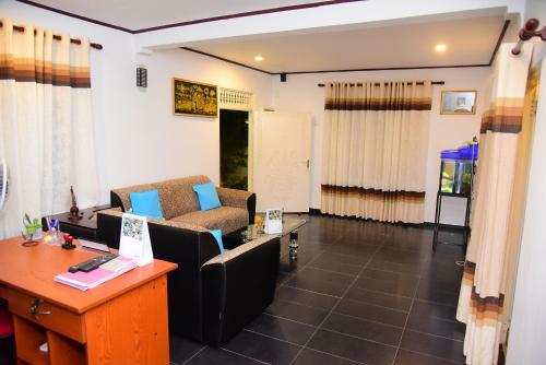 Hostal White Villa Airport Transit Hotel