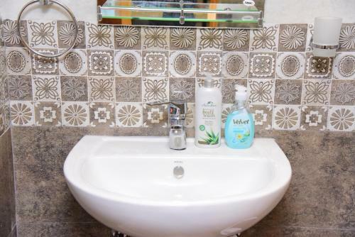Hostal White Villa Airport Transit Hotel