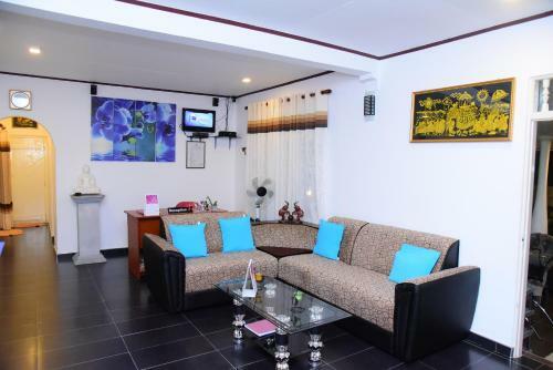Hostal White Villa Airport Transit Hotel