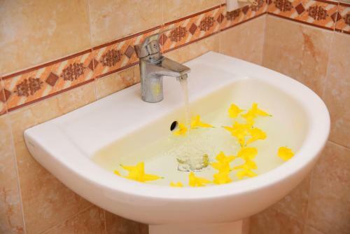 Hostal White Villa Airport Transit Hotel