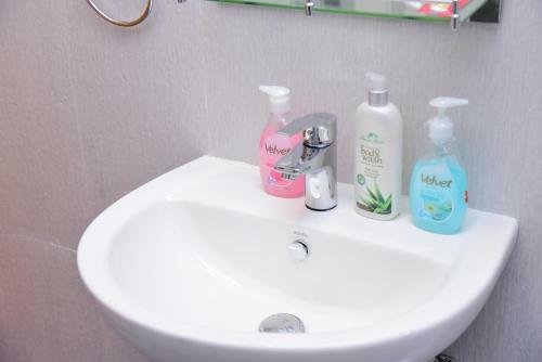 Hostal White Villa Airport Transit Hotel