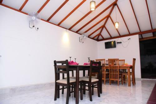 Hostal White Villa Airport Transit Hotel