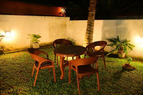 Hostal White Villa Airport Transit Hotel
