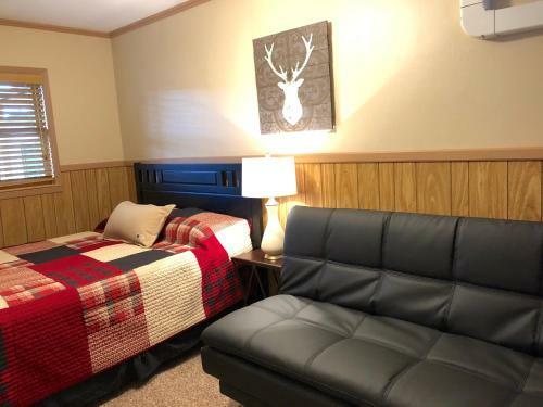 Rockerville Lodge & Cabins