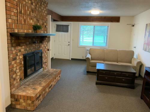 Rockerville Lodge & Cabins