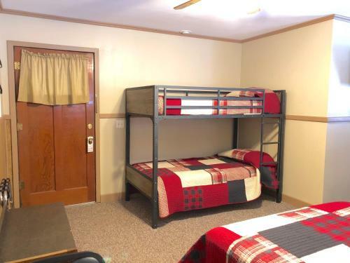 Rockerville Lodge & Cabins