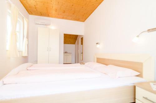 Hostal Holiday Home Macus