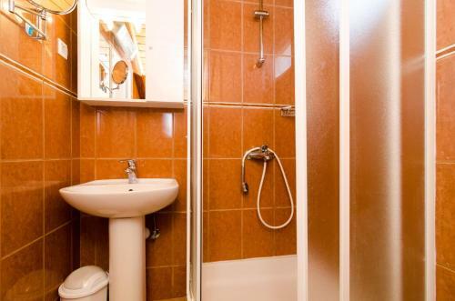 Hostal Holiday Home Macus