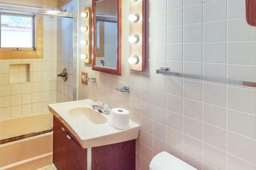 Breakwater Lodge