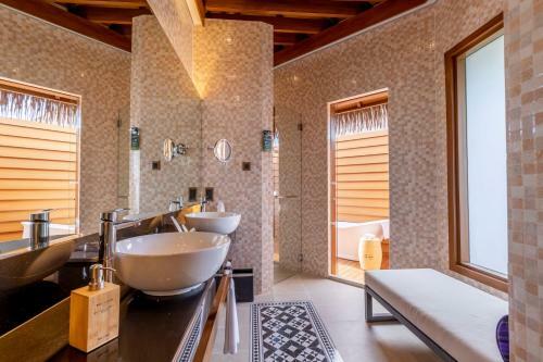 Hotel Mercure Maldives Kooddoo Resort