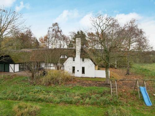 Six-bedroom Holiday Home In Hundslund