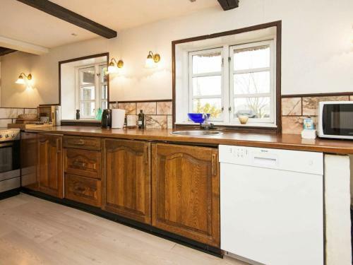 Six-bedroom Holiday Home In Hundslund