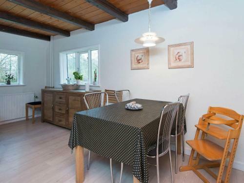 Six-bedroom Holiday Home In Hundslund