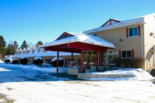 Motel Des Pentes Et Suites