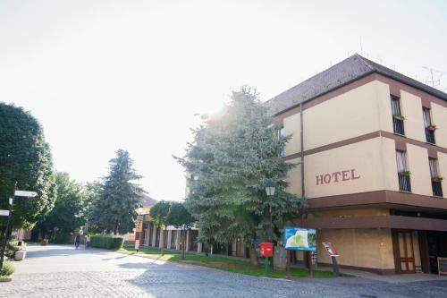 Hotel Oroszl�n Szigetv�r