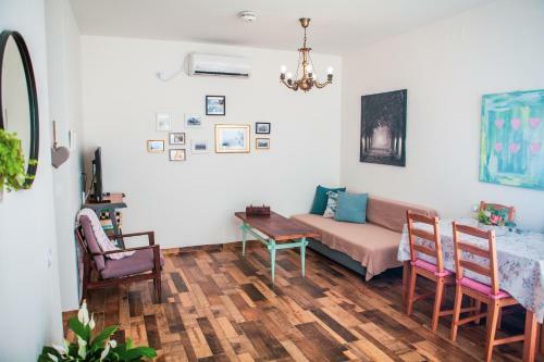 Lodge Olive - Israeli Zimmer