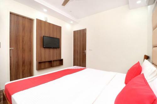 Oyo 16462 Hotel Fb