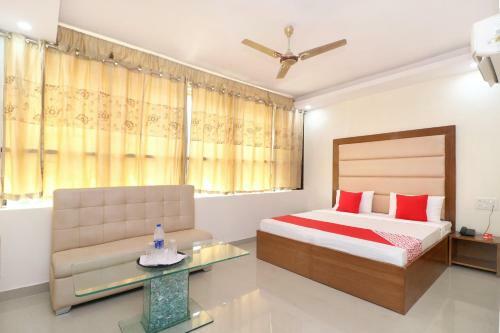 Oyo 16462 Hotel Fb