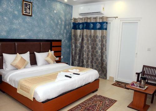 Hotel Capital O 13310 Noida Suites