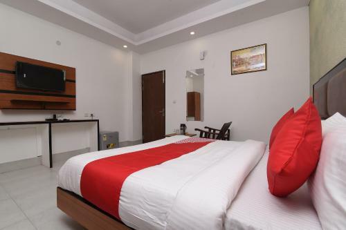 Hotel Capital O 13310 Noida Suites