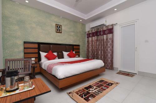 Hotel Capital O 13310 Noida Suites