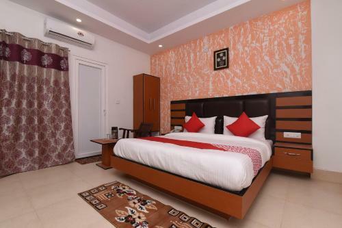 Hotel Capital O 13310 Noida Suites