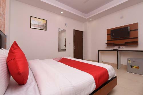 Hotel Capital O 13310 Noida Suites