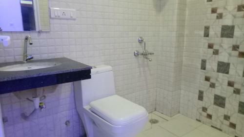 Hotel Capital O 13310 Noida Suites