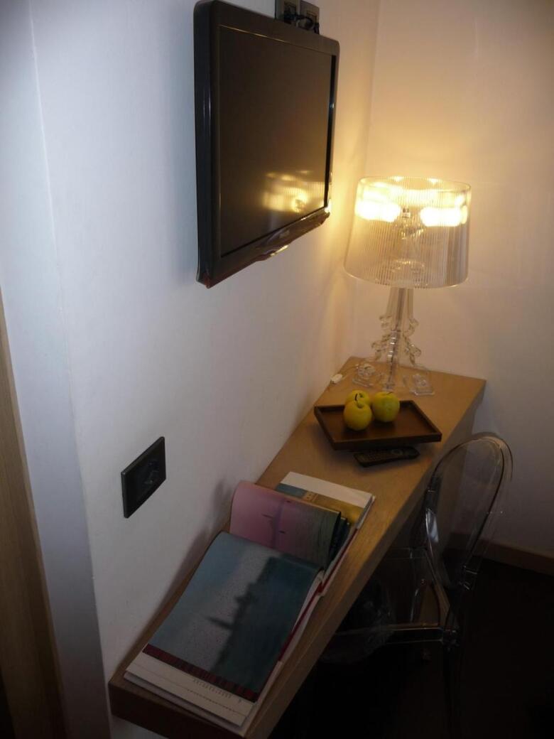 Hotel Paris(.)