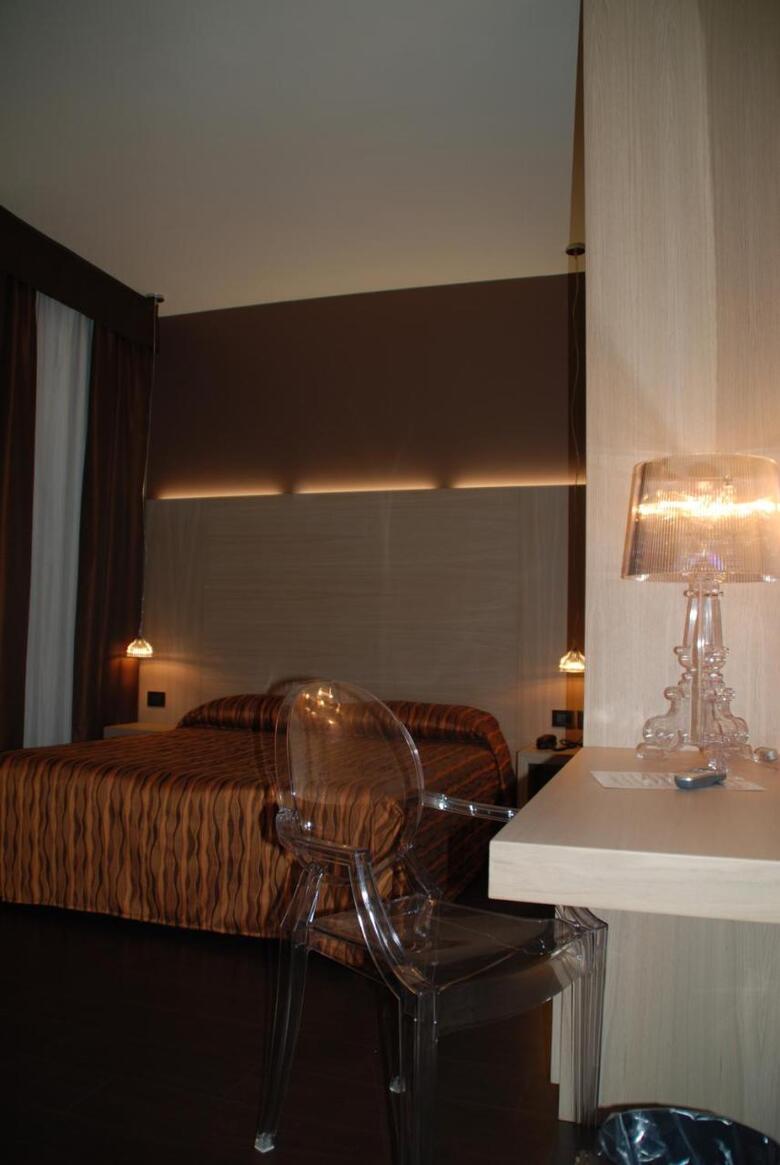 Hotel Paris(.)