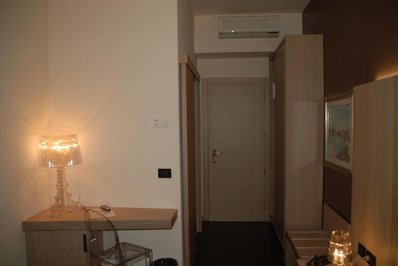 Hotel Paris(.)