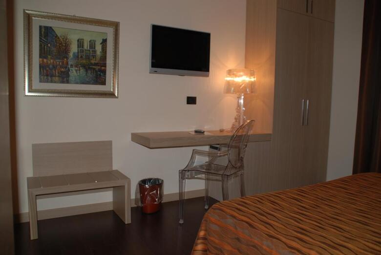 Hotel Paris(.)