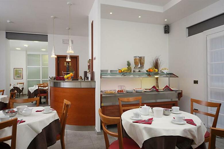 Hotel Paris(.)