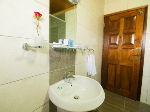 Hostal 215 Karen Garden