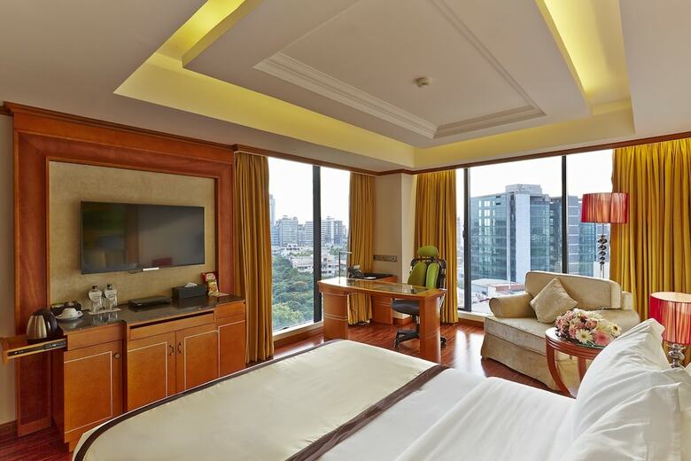 Six Seasons Hotel
