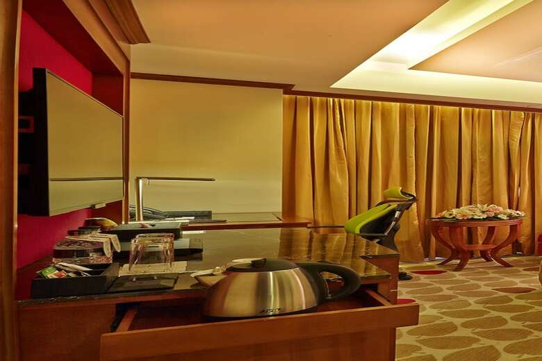 Six Seasons Hotel
