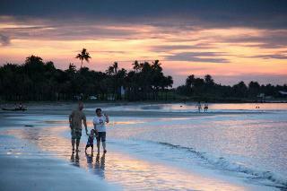 Hotel Travellers Beach Resort