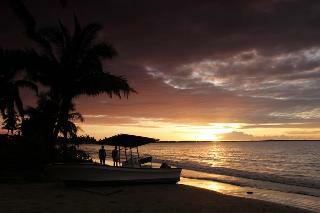 Hotel Travellers Beach Resort