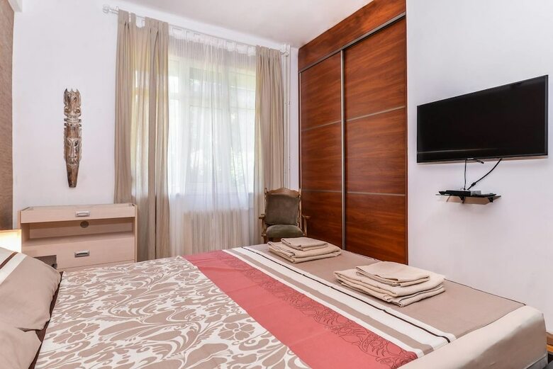 Fm Deluxe 2-bdr Apartment - The Balkan